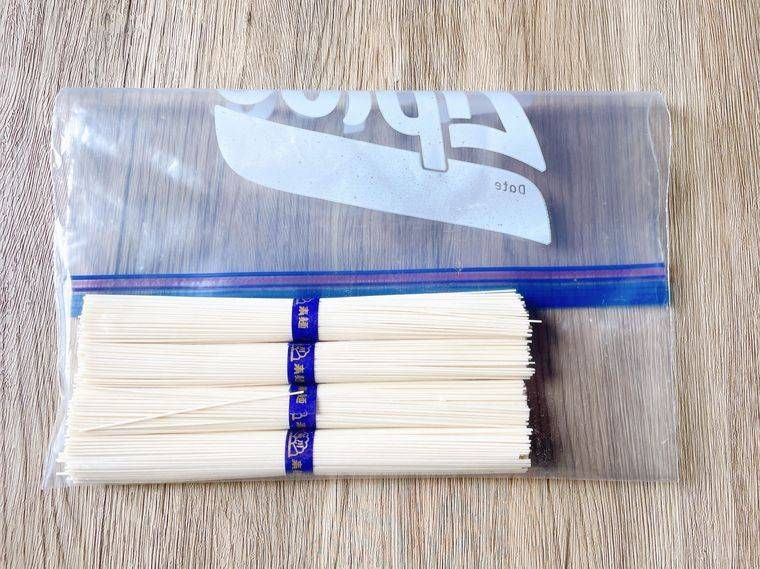 ジッパー付き保存袋に入ったそうめん