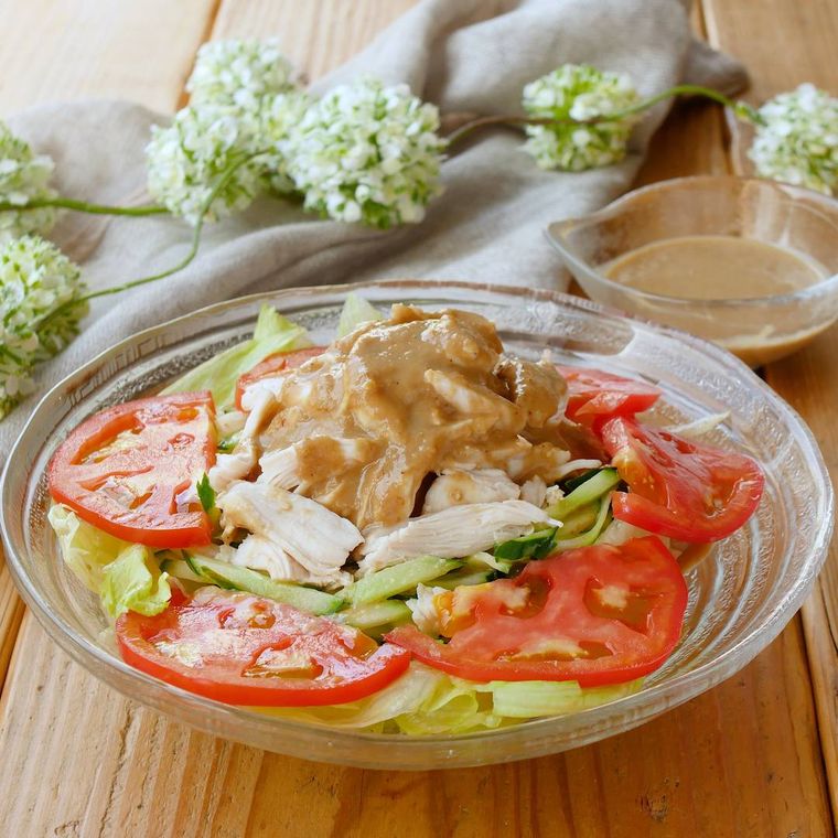 器に盛られたバンバンジーサラダ