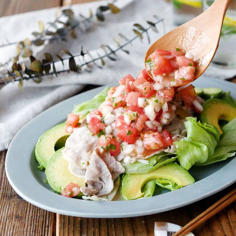 器に盛られたサルサソースの冷しゃぶサラダ