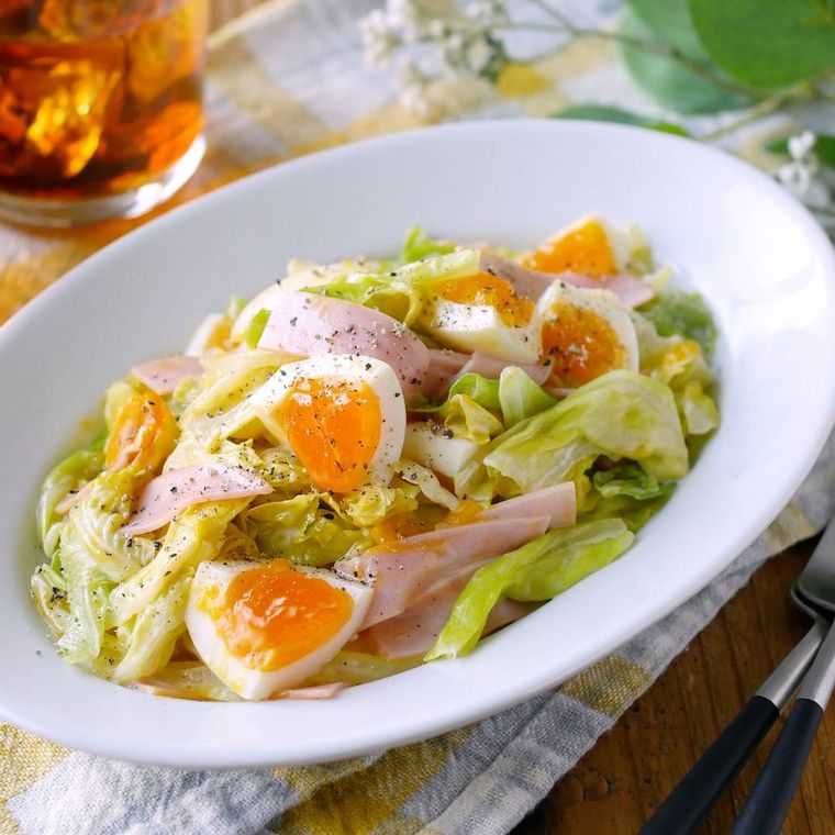 白いオーバル器に盛られた春キャベツと卵のマヨポンサラダ