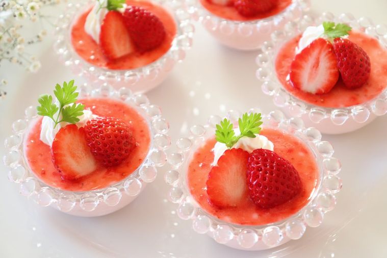 ガラスのカップの中のいちごムース