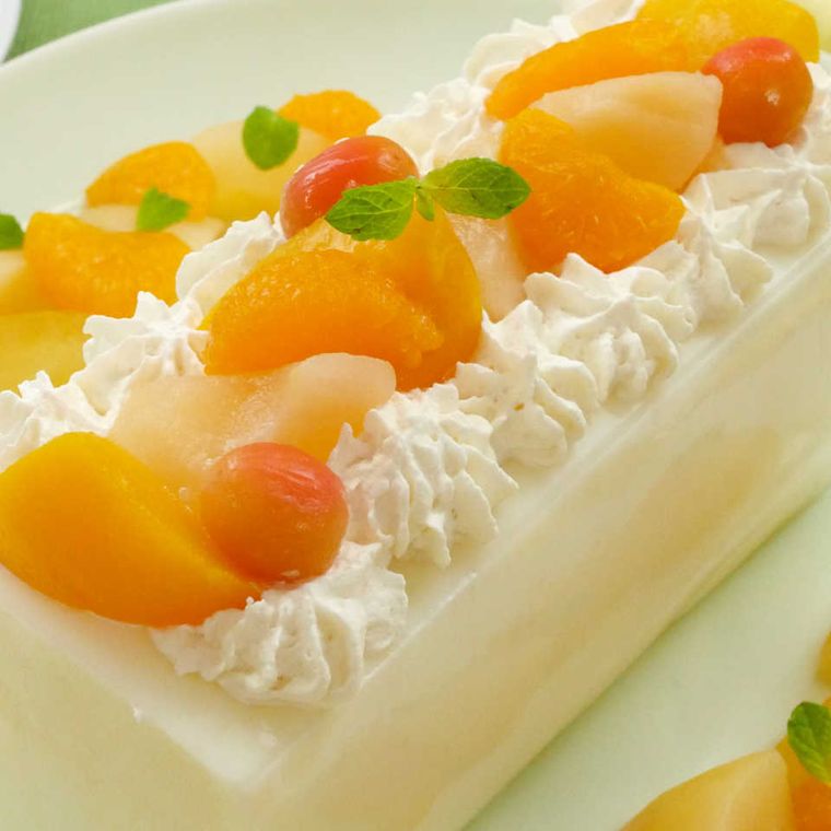 白い皿にのせたミルクプリン