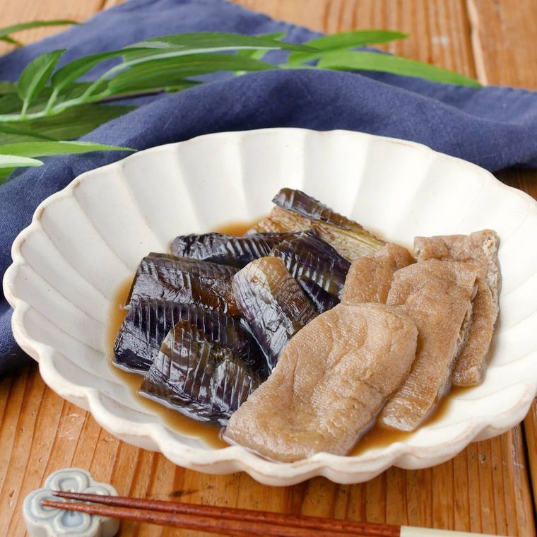 白い皿にのったなすと油揚げのうま煮