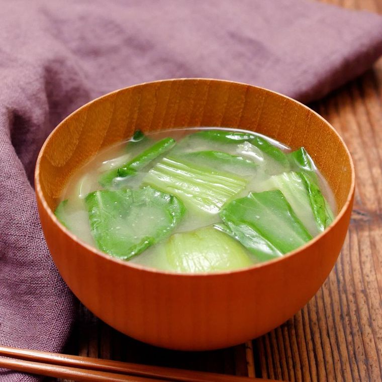 お椀の中のチンゲン菜味噌汁