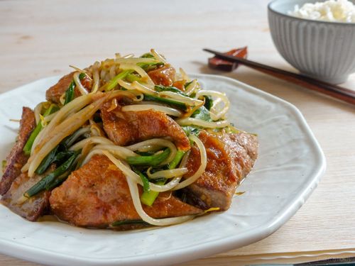 食欲そそるニラレバ炒めの作り方。下処理のポイントも