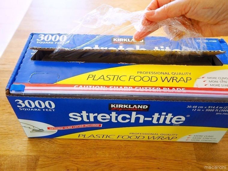 コストコのラップを引っ張り出しているところ