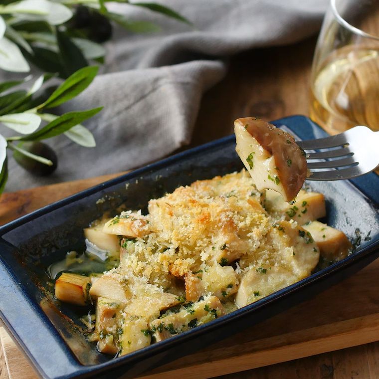 耐熱皿に入ったエリンギのパン粉焼きと白ワイン