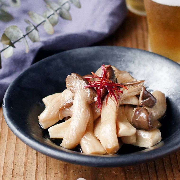 和食器に盛りつけられたエリンギのにんにくポン酢漬け
