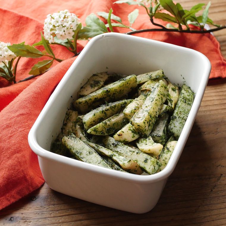 白い保存容器に入ったエリンギとれんこんののり塩バター炒め