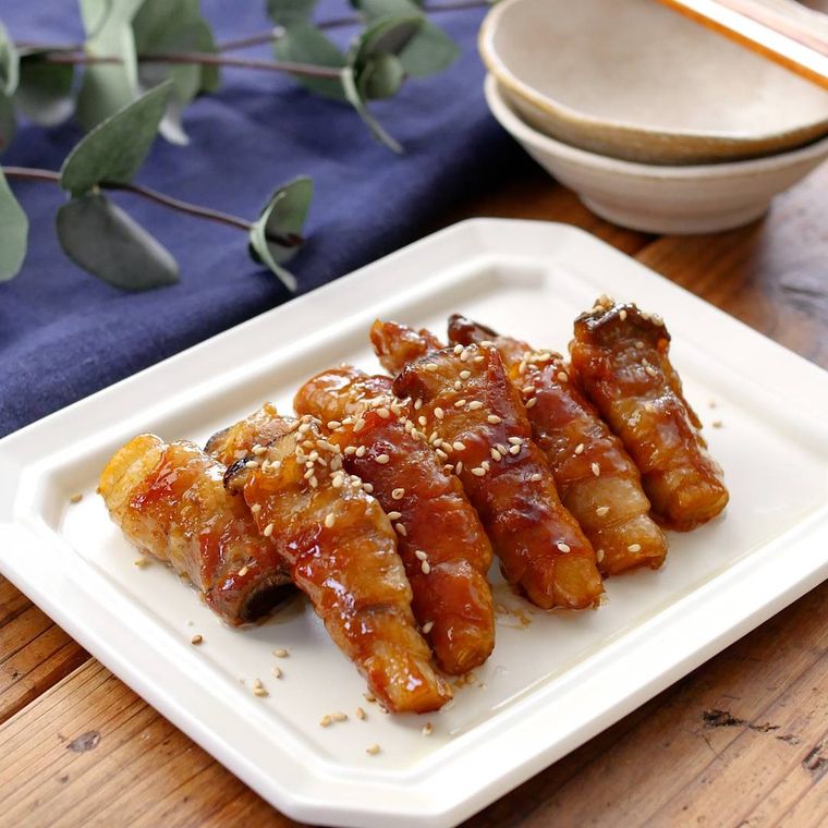 白いプレートに盛りつけられたエリンギの豚肉巻き