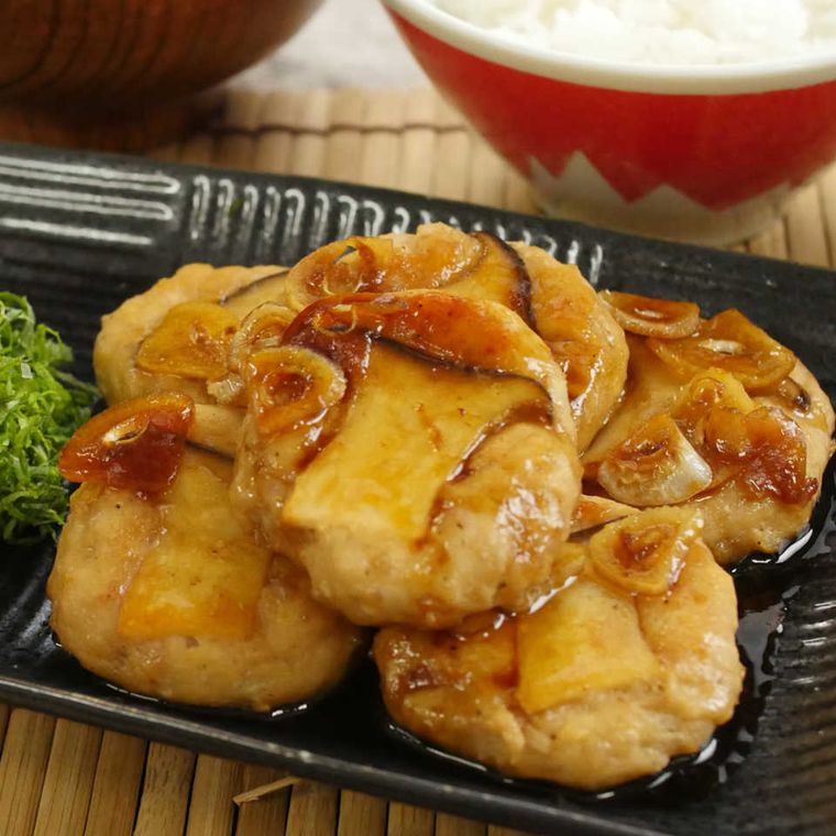 黒いプレートに盛りつけられたエリンギ鶏つくね