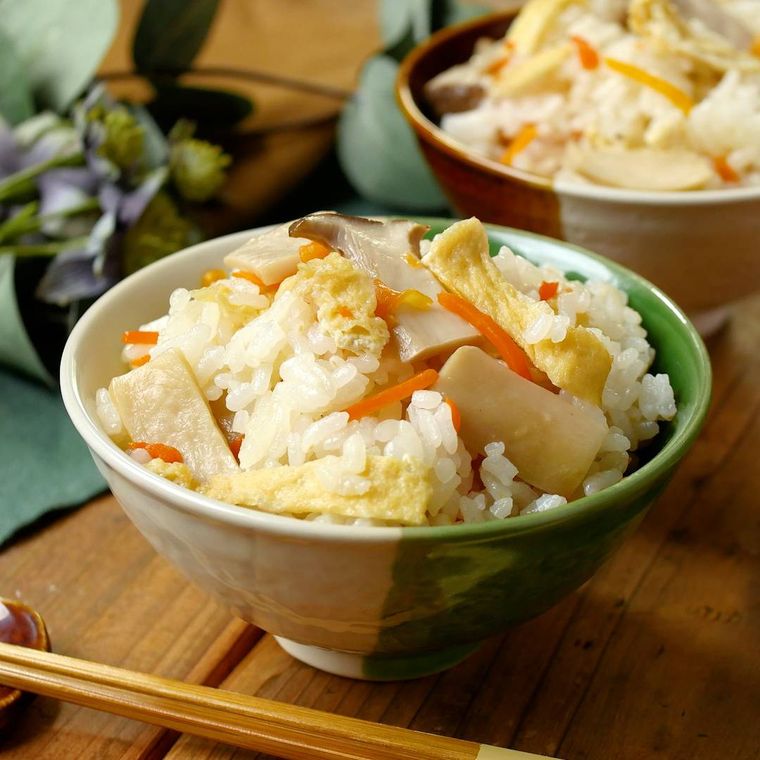 茶碗に盛りつけられたエリンギの炊き込みごはんに箸が添えられている