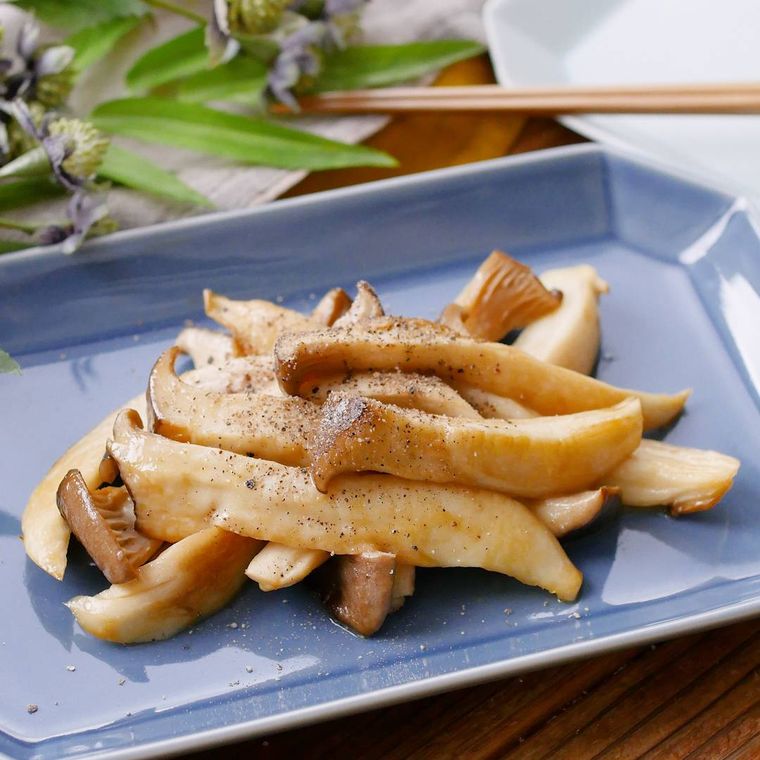 青い食器に盛りつけられたエリンギのバターしょうゆ焼き