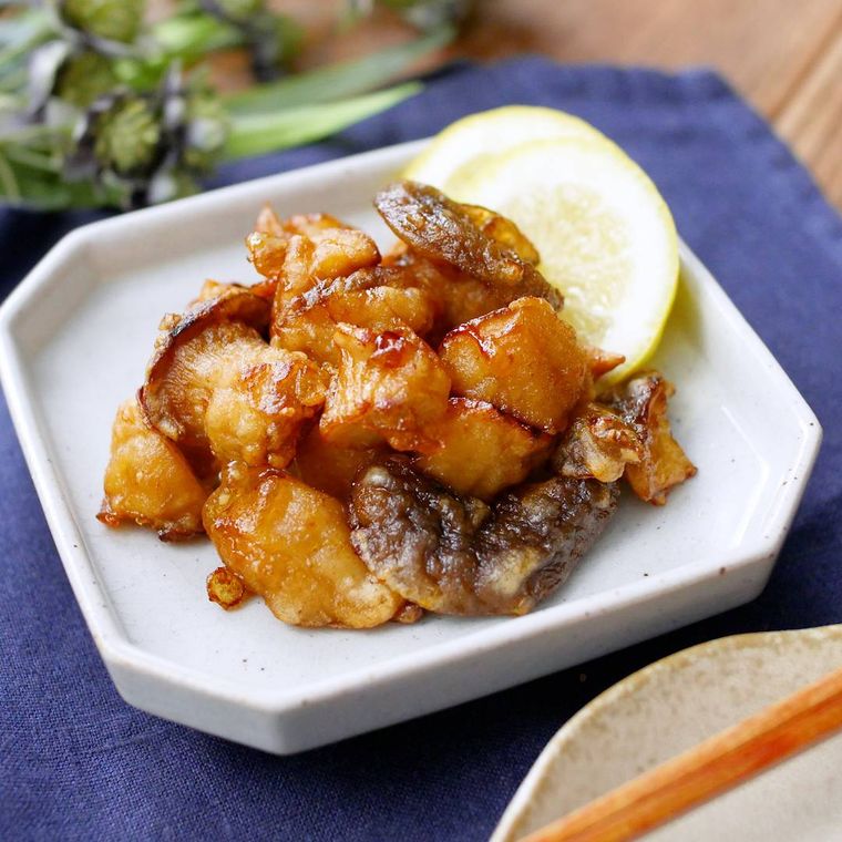 白い皿に盛りつけられたエリンギのから揚げ