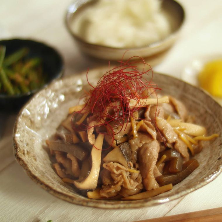 豚肉とエリンギのしょうが煮に、ごはん、小鉢が添えられている