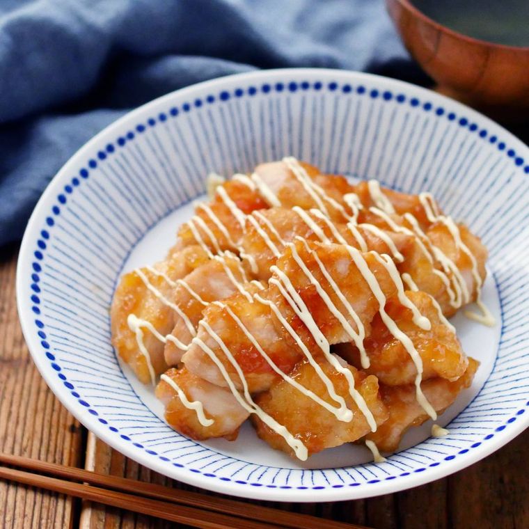 白に青い模様の皿に盛りつけられた甘酢マヨチキン