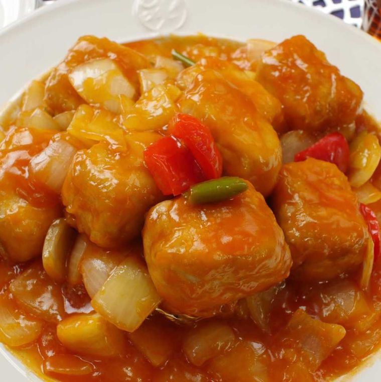 白の皿に盛りつけられた豚まき厚揚げ酢豚