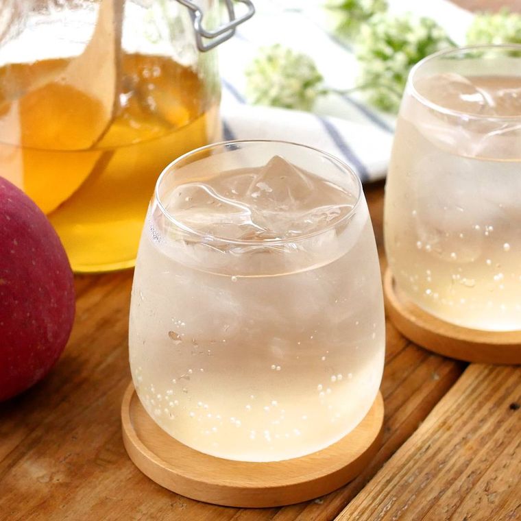 グラスに注がれた自家製りんご酢