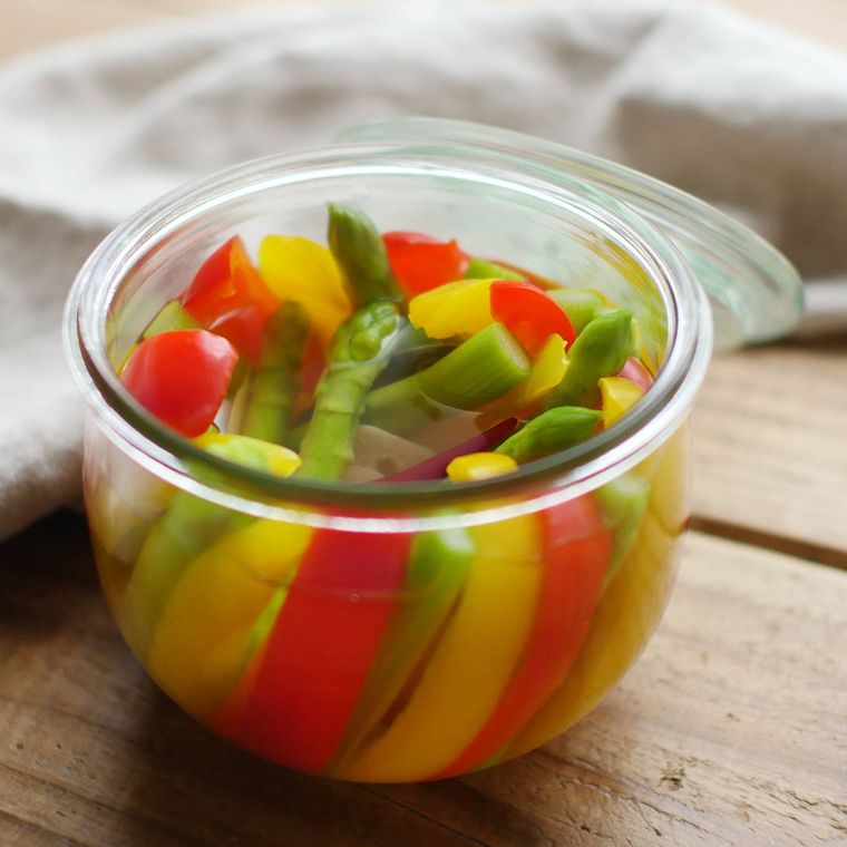 瓶に詰められたカラフル野菜のピクルス