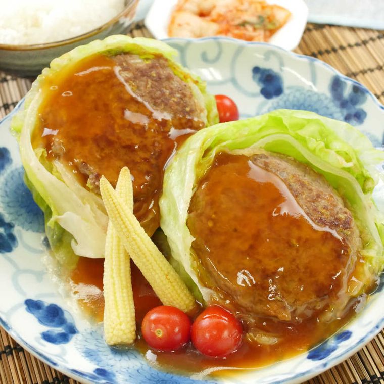 白と青の皿に盛りつけられたレタスの肉詰め甘酢あんかけ
