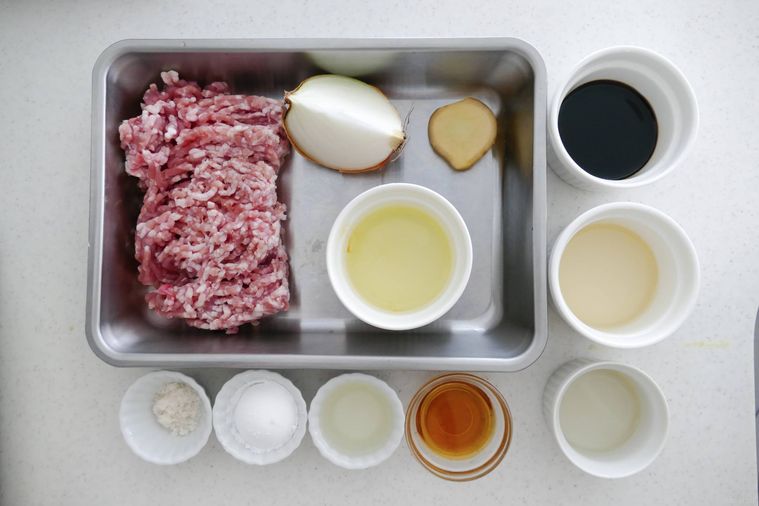 つくねの材料が並ぶテーブル