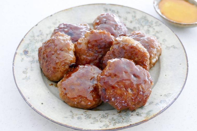 豚ひき肉のつくねが並ぶ皿