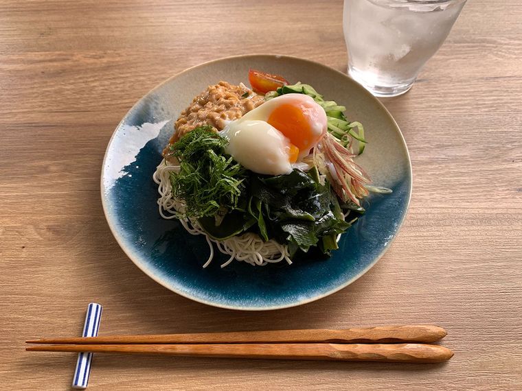 温泉たまごや薬味が乗った豆腐そうめん