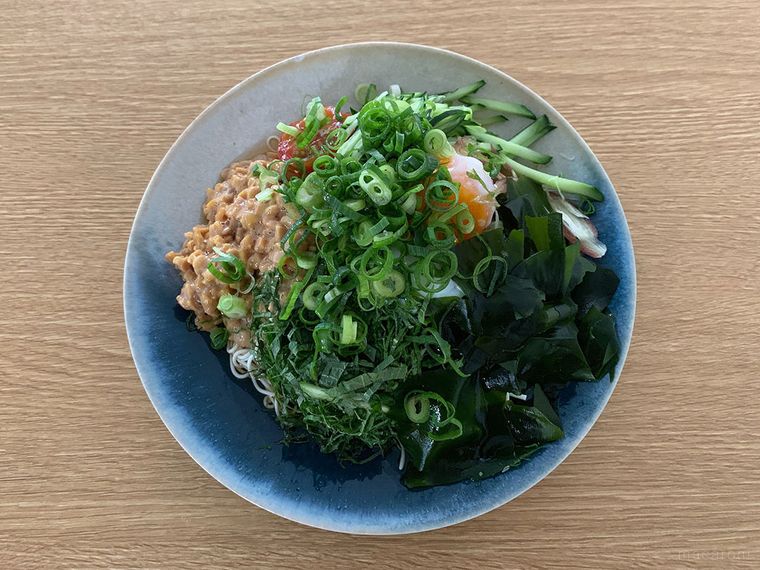 ねぎやわかめがたっぷり乗った豆腐そうめん