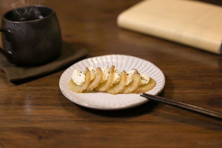 いぶりがっこクリームチーズと、飲み物と本