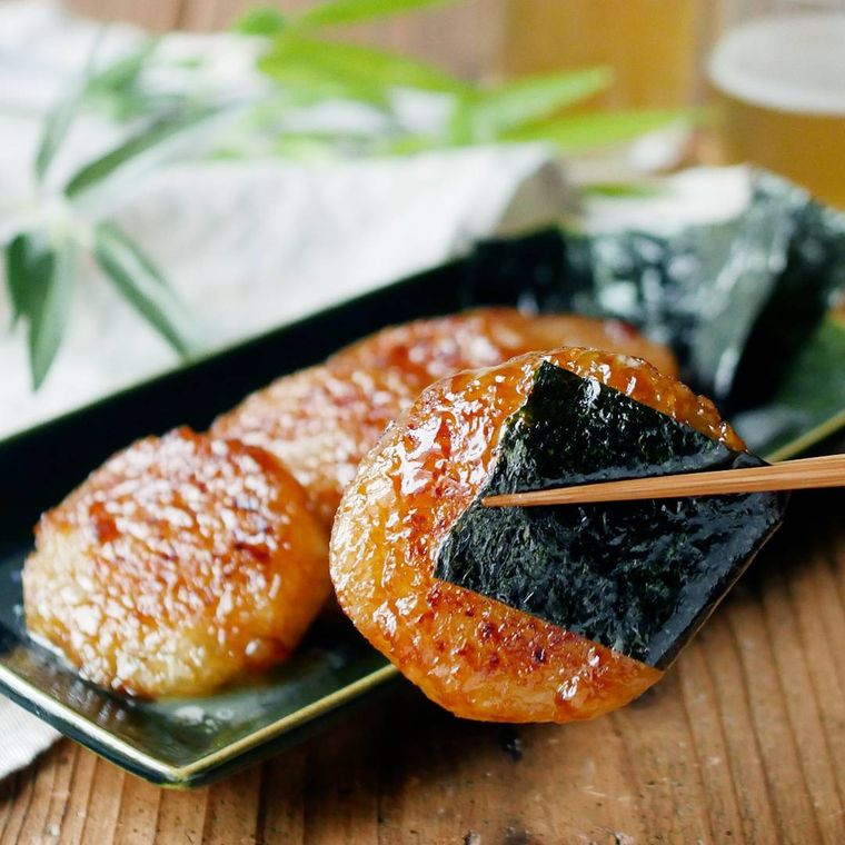 玉ねぎもちを箸で掴んでいる様子