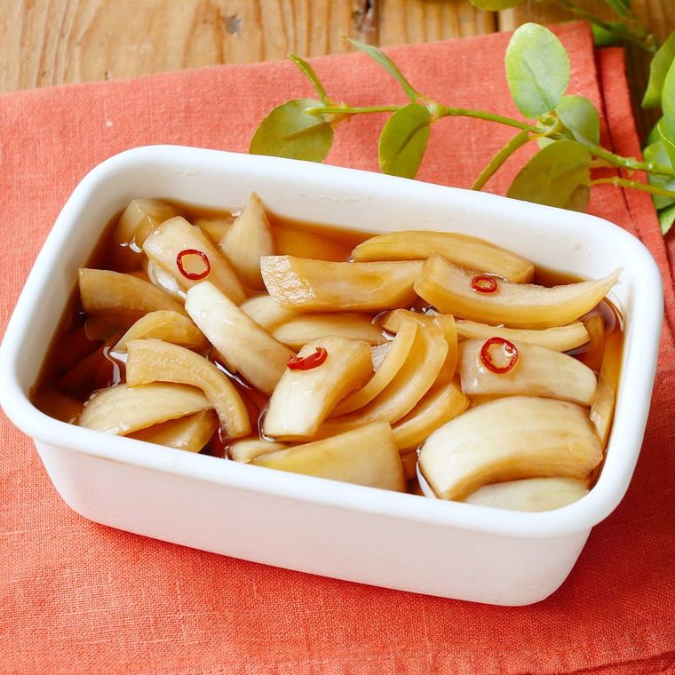 保存容器に入った玉ねぎの漬物