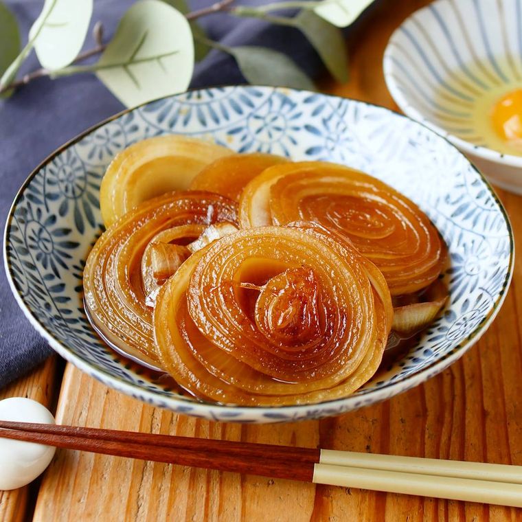 唐草模様の皿に盛られた玉ねぎのすき煮