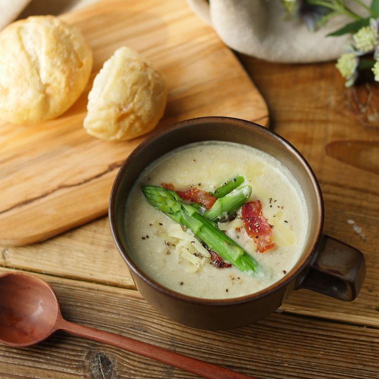 茶色の手付きのカップに入ったごぼうと玉ねぎのチーズポタージュ