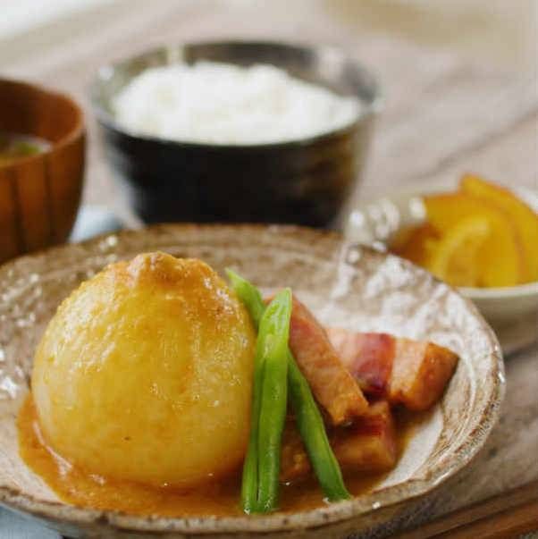 和皿に盛られたまるごと玉ねぎのみそバター煮