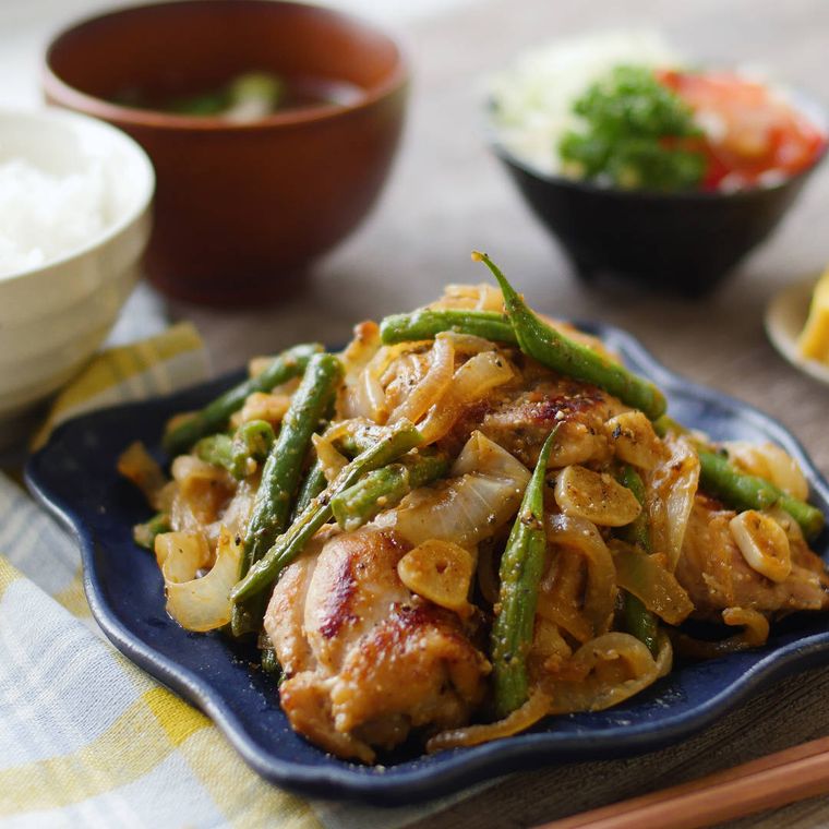 青色の四角の皿に盛られた鶏もも肉と玉ねぎのにんにくみそ蒸し