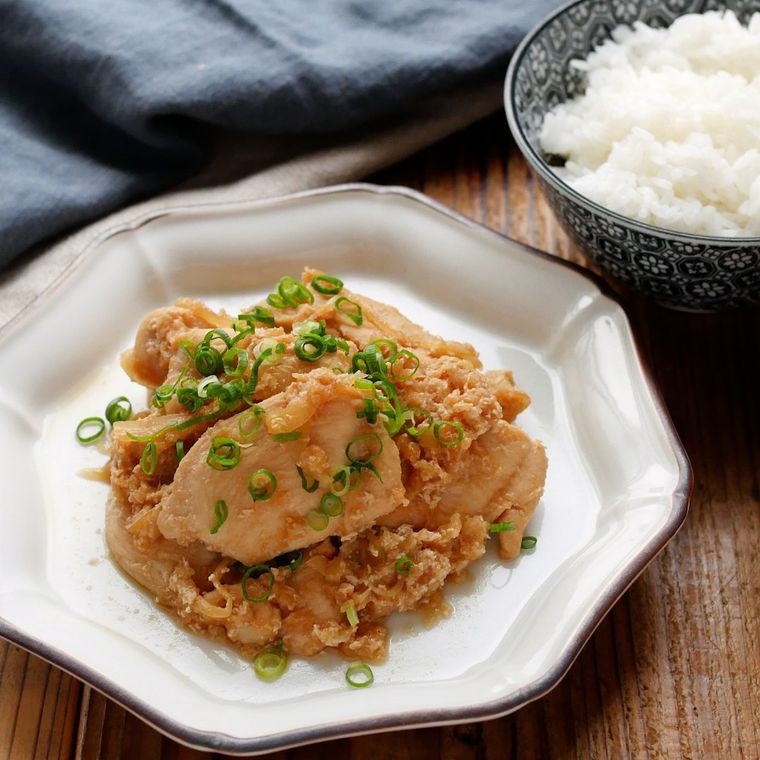 ねぎが散らされた鶏むね肉の玉ねぎソテー