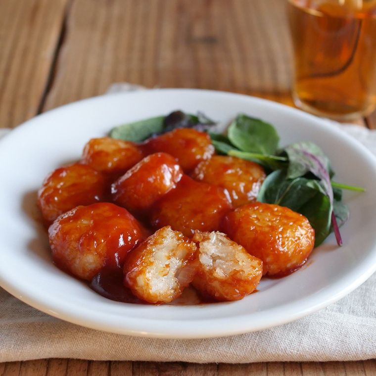 白色の丸皿に盛られた玉ねぎミートボール