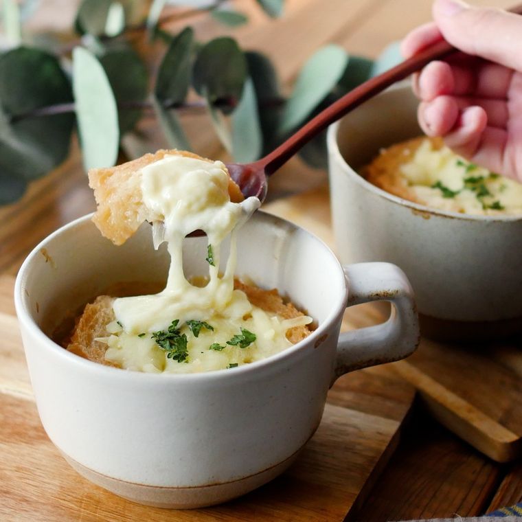 手付きのカップに入ったオニオングラタンスープ