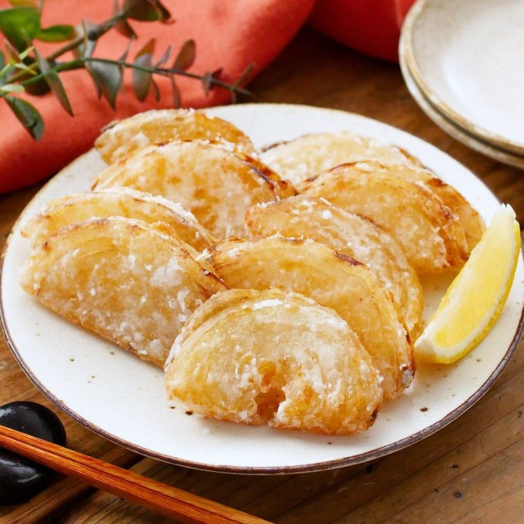 白色の丸皿に盛られた玉ねぎの唐揚げ