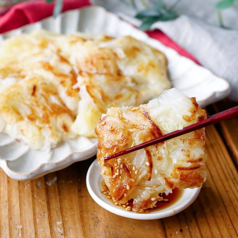 玉ねぎのチーズチヂミを箸上げしている様子