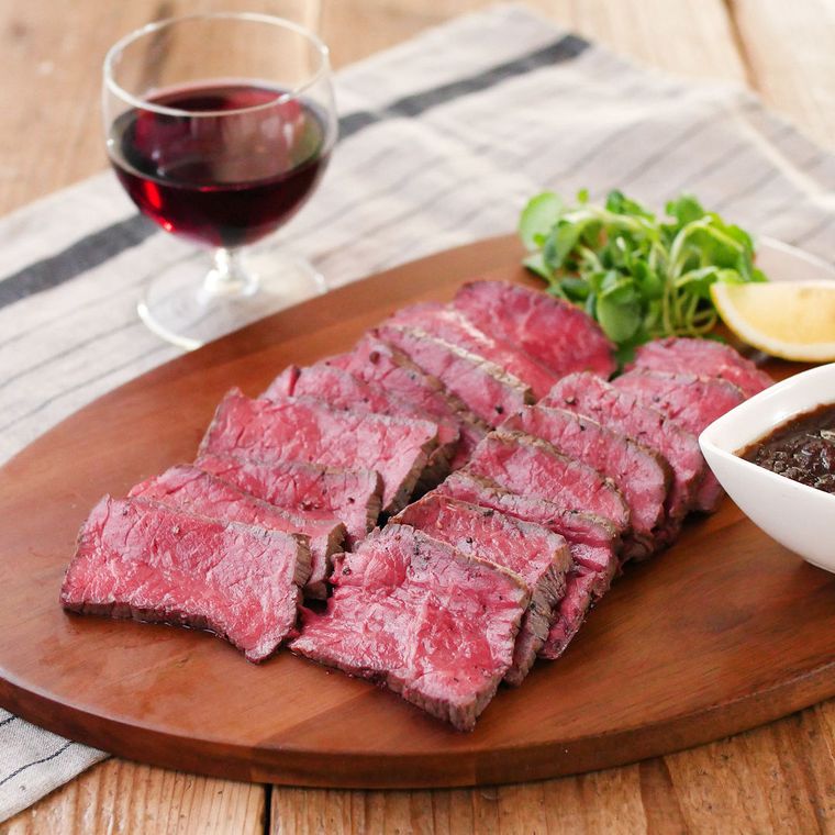 ウッドプレートに盛り付けた牛もも肉のローストビーフ