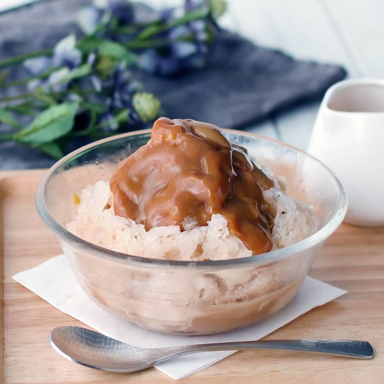 ガラスの器に盛られた、ミルクティーかき氷