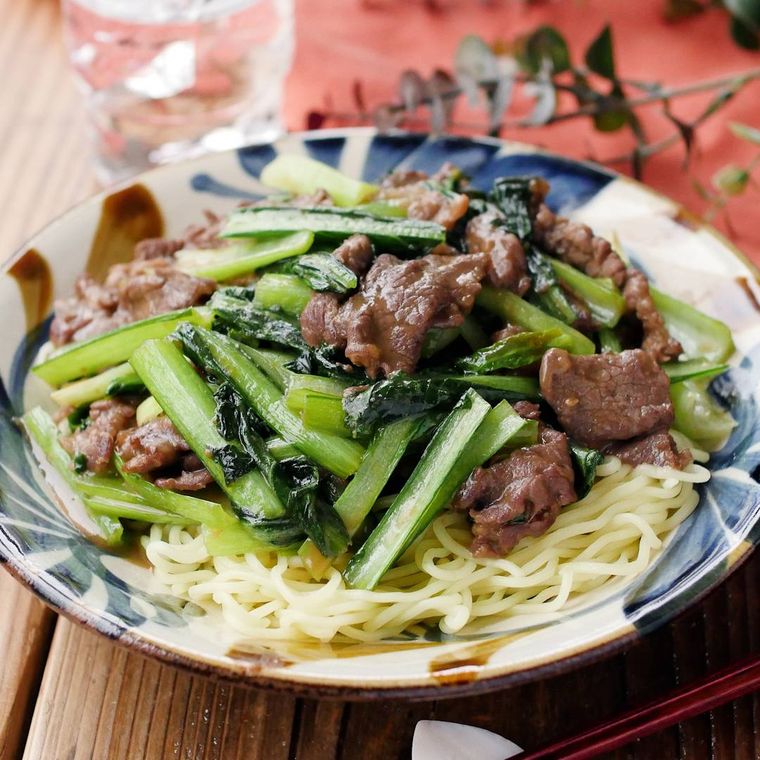皿に盛り付けられた牛肉と小松菜の中華焼きそば