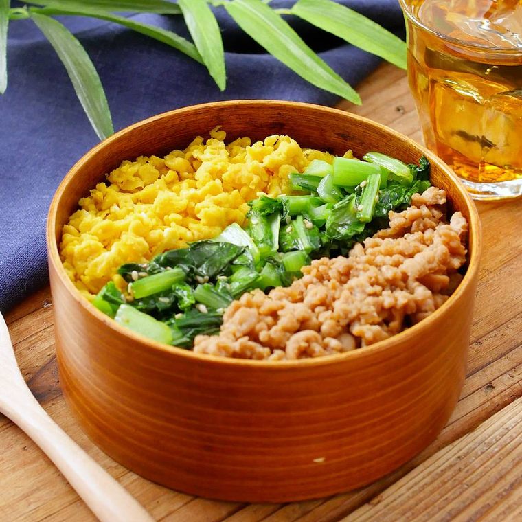 わっぱのお弁当箱に入った三色丼