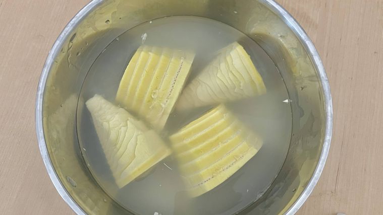 ボウルにカットしたたけのこが浸されているところ