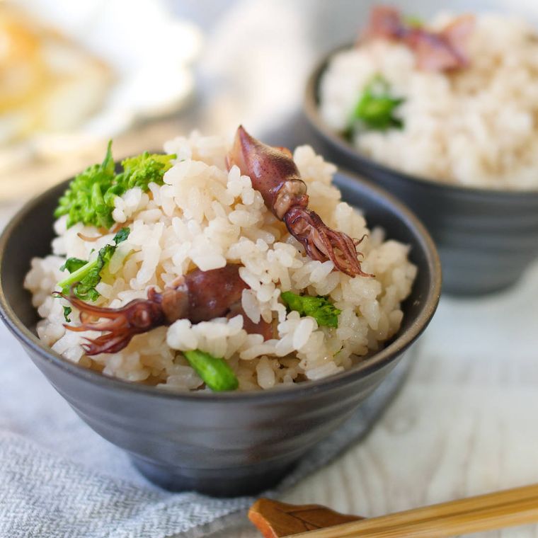 茶碗に盛られた菜の花とホタルイカの炊き込みごはん
