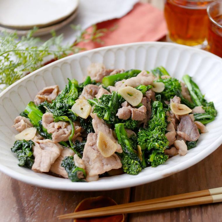 白色の楕円の皿に盛られた菜の花と豚こま肉のオイスター炒め
