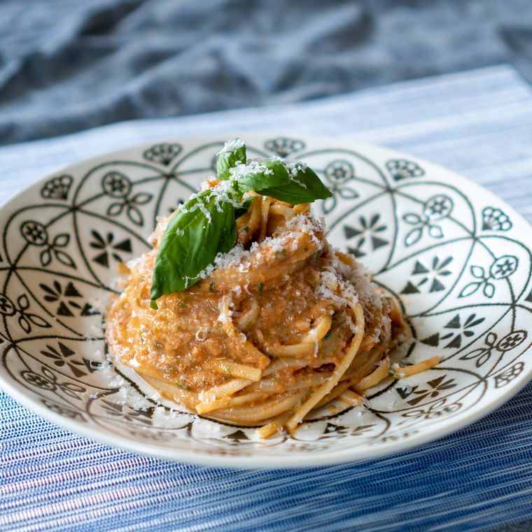 白い皿にのったアーモンド風味のトラパネーゼパスタ