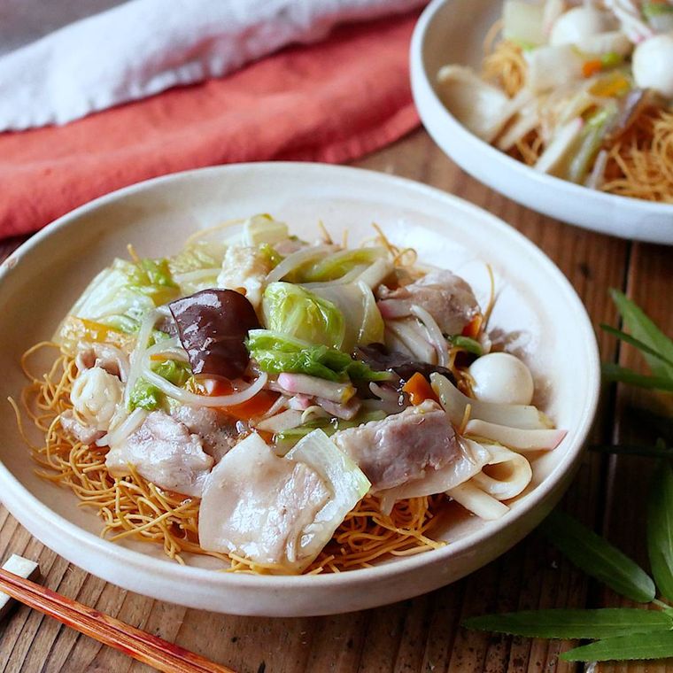 白い器に盛り付けられている具沢山皿うどん