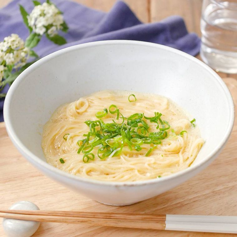 白い器に入っている卵かけそうめん